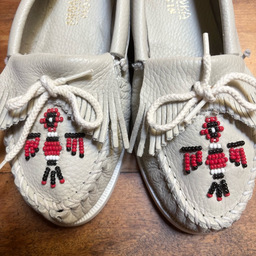 VTG Minnetonka Thunderbird Beaded Moccasins Womens 9.5 White Pebble Leather 171 - Picture 2 of 12